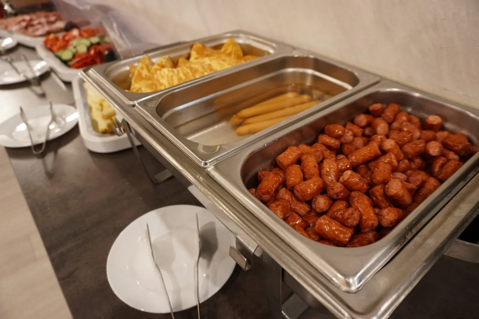 Hot dishes: omelette, frankfurters and small sausages