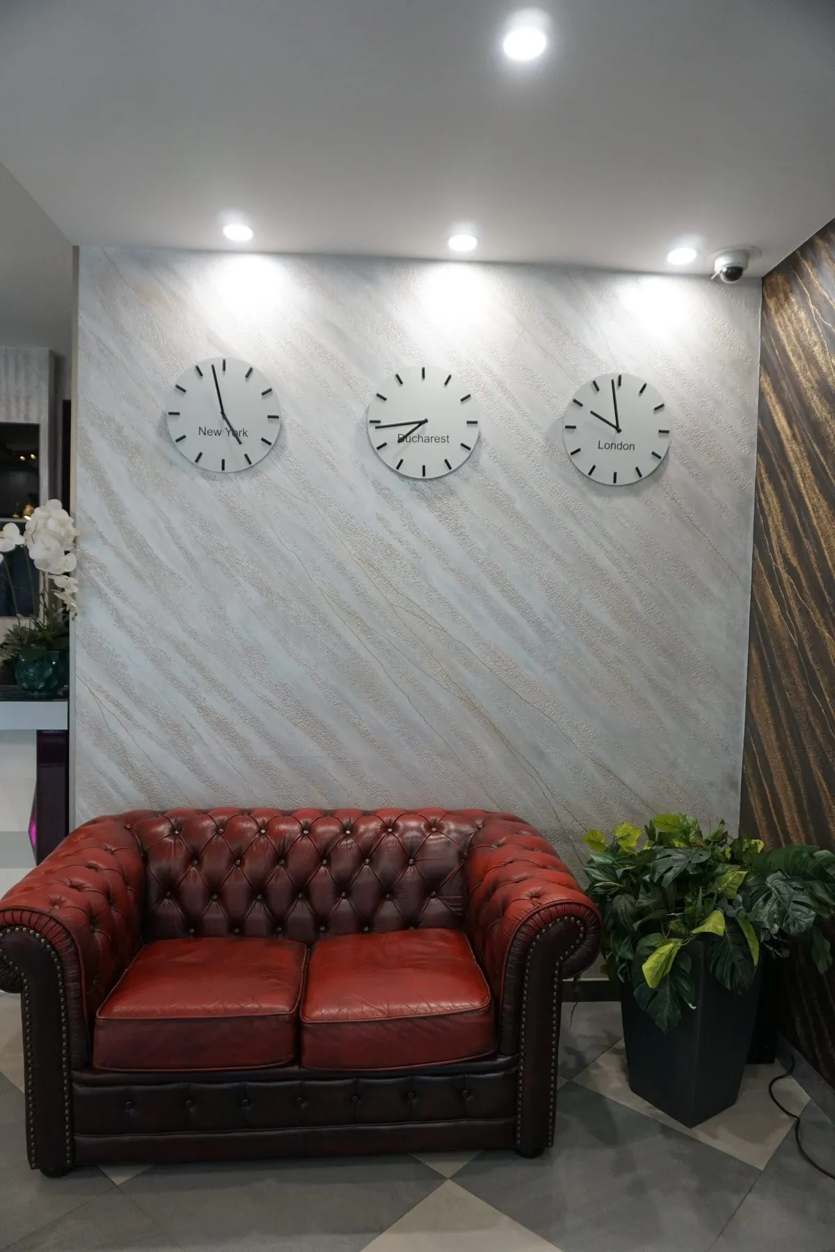 Colțul cu ceasuri și canapeaua Chesterfield din lobby
