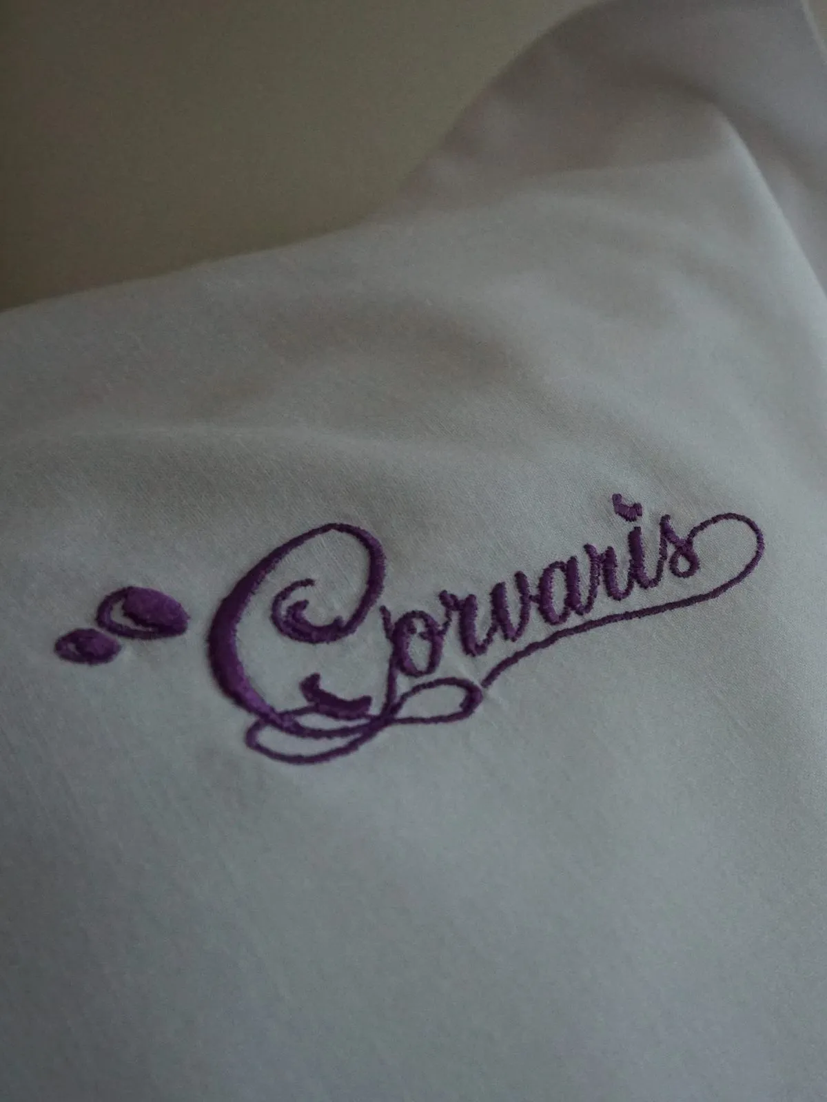 Lenjerie brodată cu sigla Corvaris
