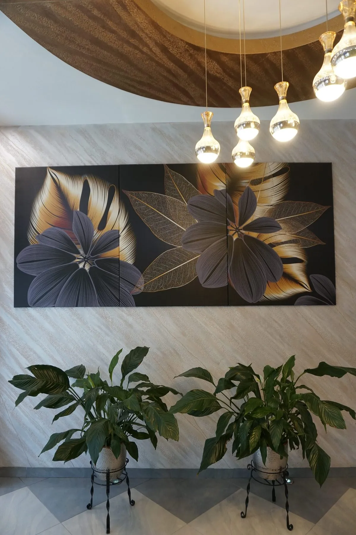 Lustrele-picătură și tabloul din lobby