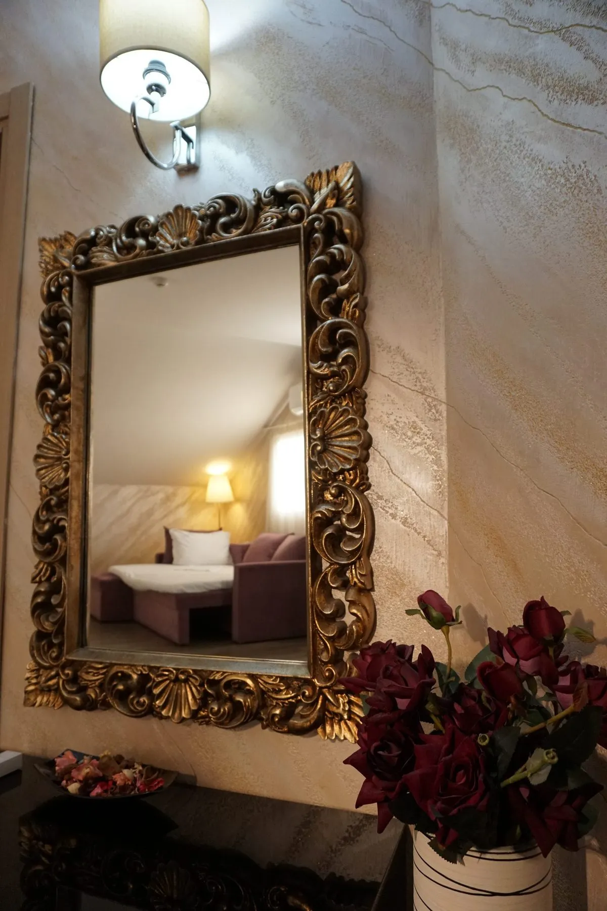 Oglinda aurită din livingul apartamentului
