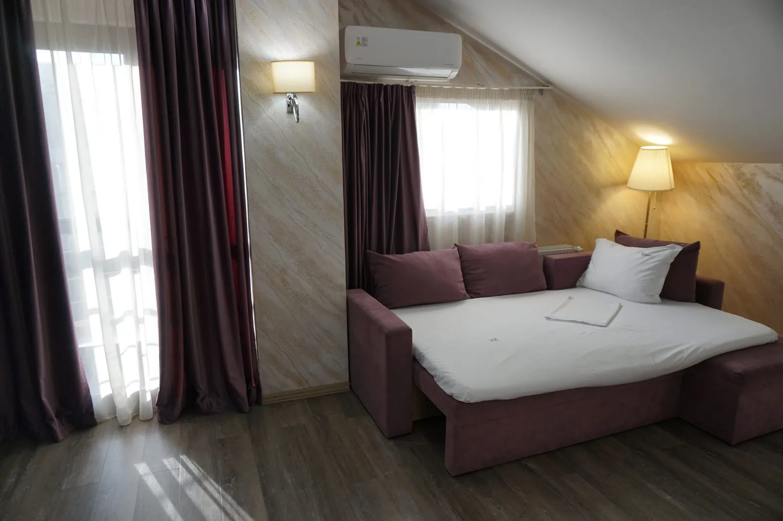 Canapeaua extensibilă din living