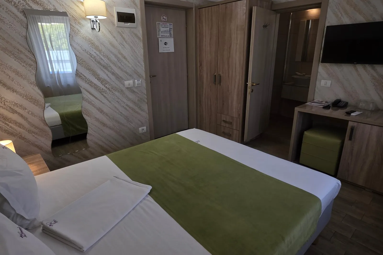 The green double room towards the entrance, with the wardrobe and desk